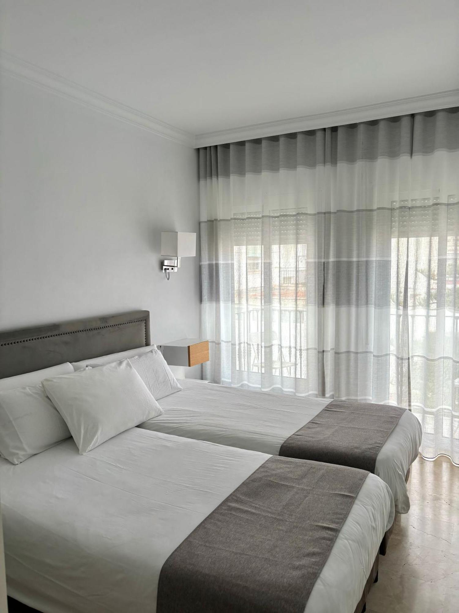 Abril Nerja Hotel Bagian luar foto