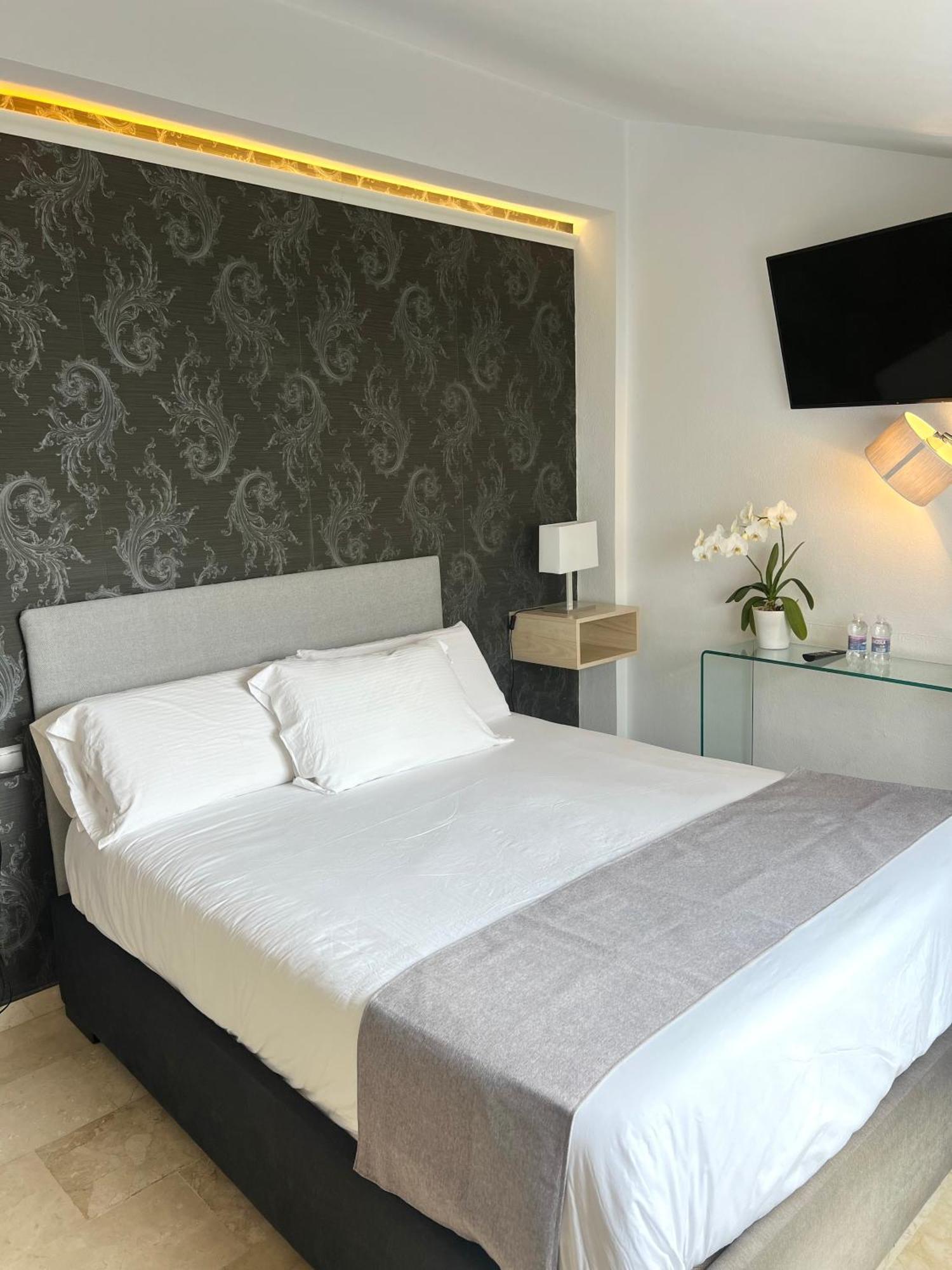 Abril Nerja Hotel Bagian luar foto