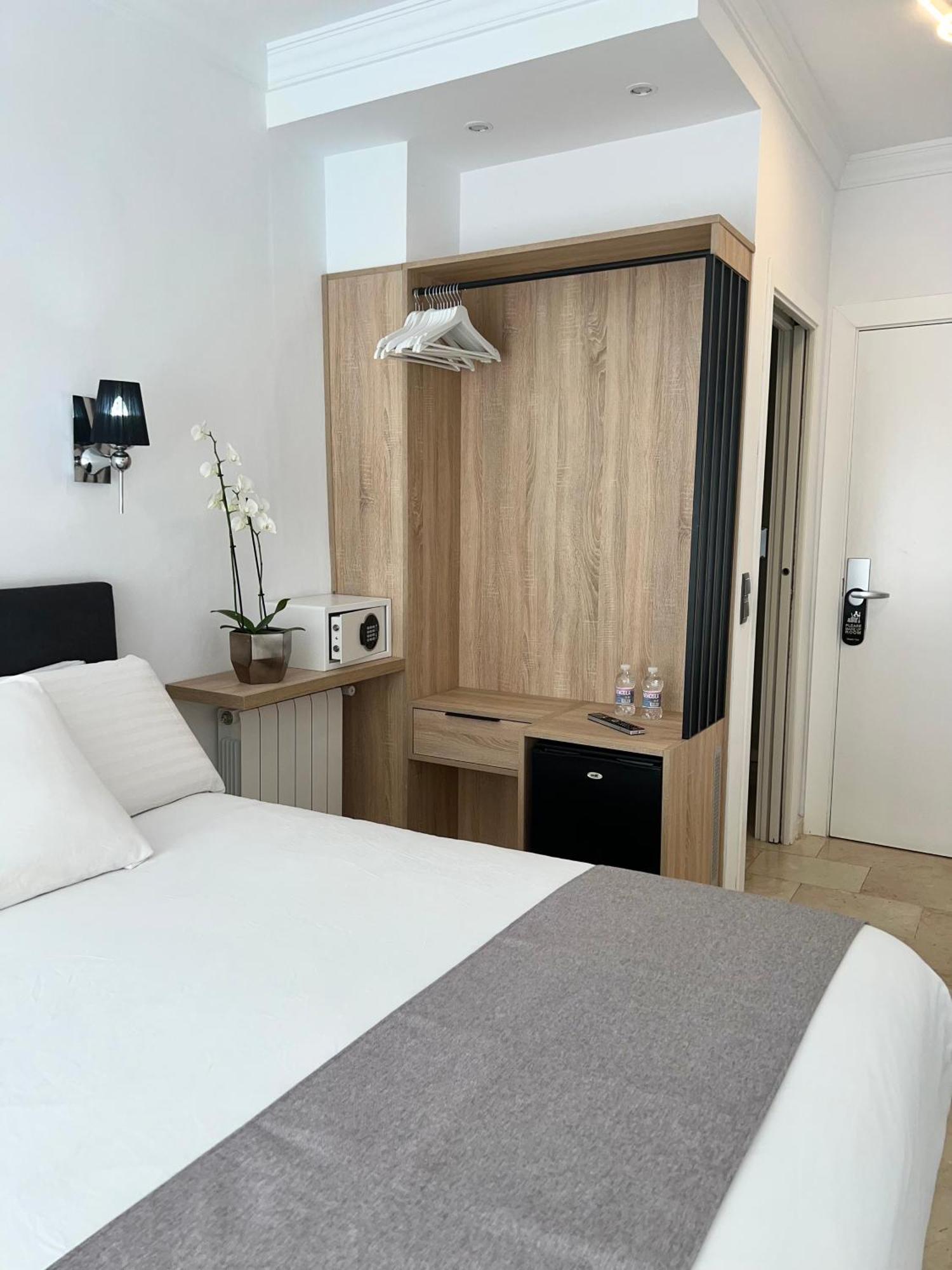 Abril Nerja Hotel Bagian luar foto